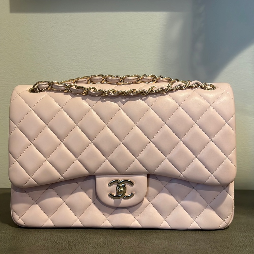 CHANEL
Lambskin Quilted Jumbo Double Flap Light Pink